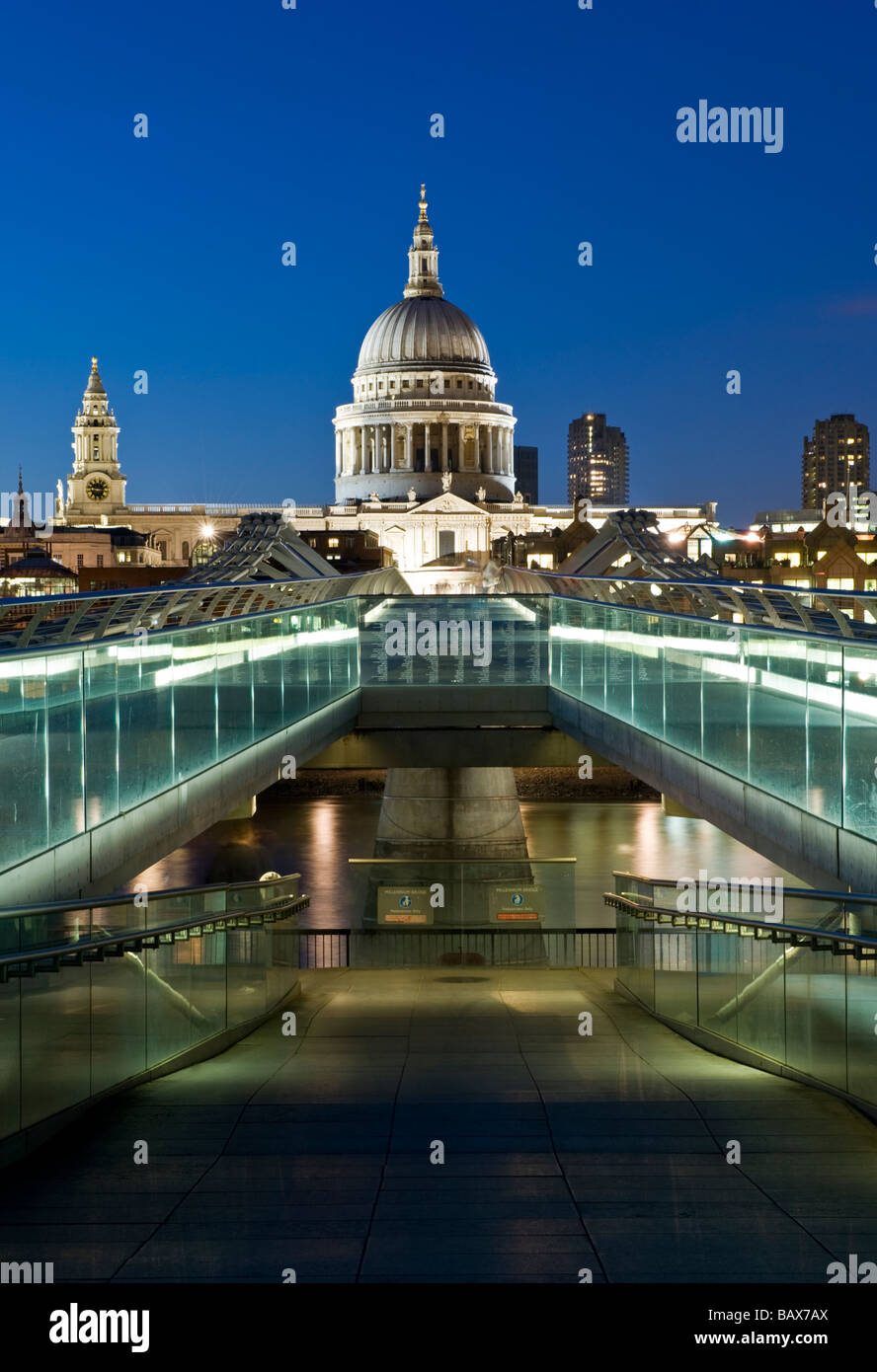 Il Millennium Footbridge e la Cattedrale di St Paul di notte, Londra, Inghilterra, Regno Unito Foto Stock