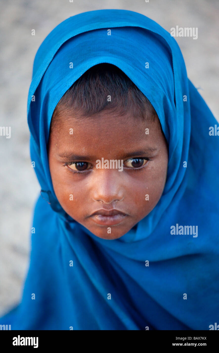Giovani Musulmani ragazza indiana di accattonaggio in Mumbai India Foto Stock