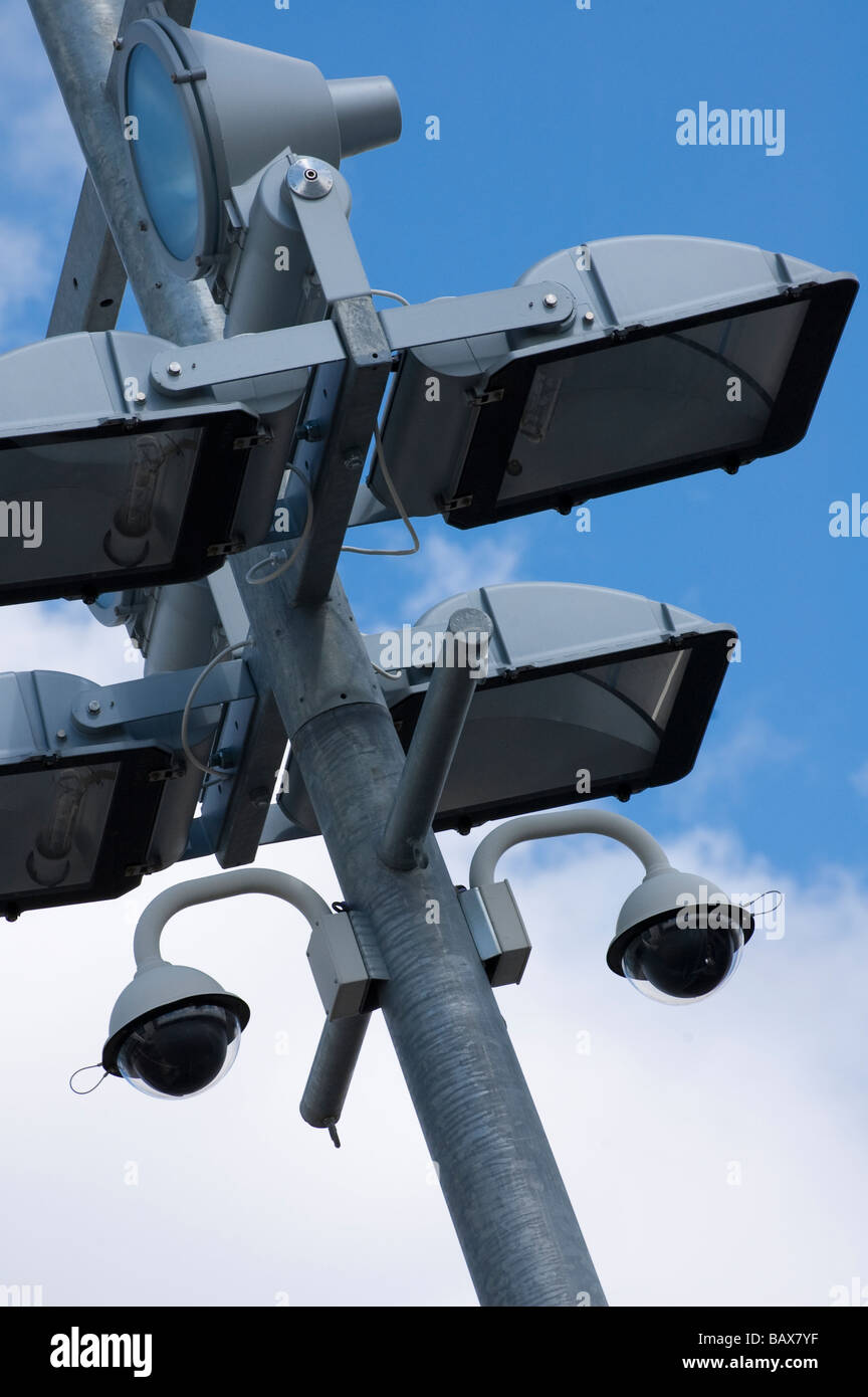 CCTV e illuminazione di sicurezza sul post allo Stadio di Wembley Foto Stock