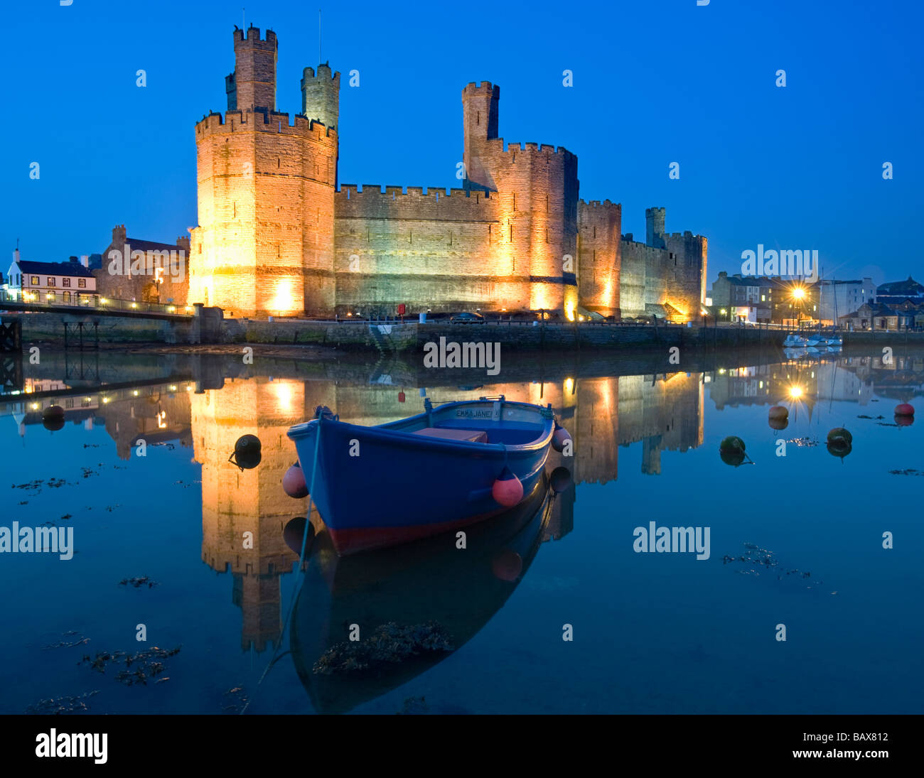 Caernarfon Castle e la Foce di notte, Caernarfon, Gwynedd, Galles del Nord, Regno Unito Foto Stock