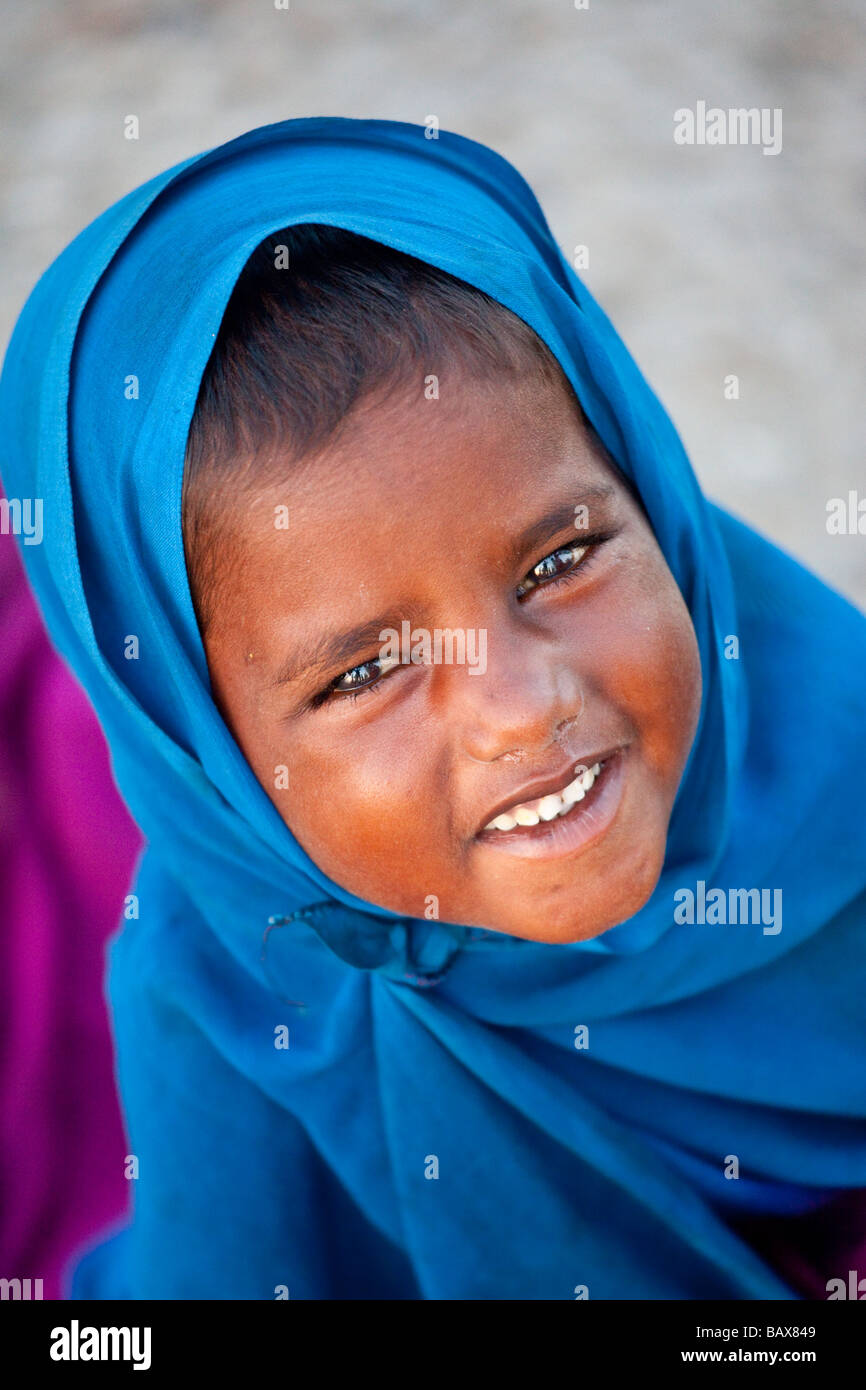 Giovani Musulmani ragazza indiana di accattonaggio in Mumbai India Foto Stock
