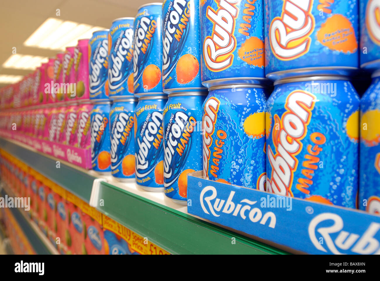 Rubicone sapore di Mango su uno scaffale di supermercato UK Foto Stock