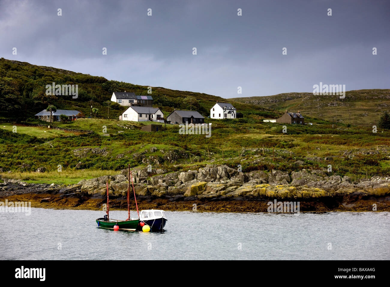 Isola di Colonsay, in Scozia, barca a vela e abitazioni costiere Foto Stock