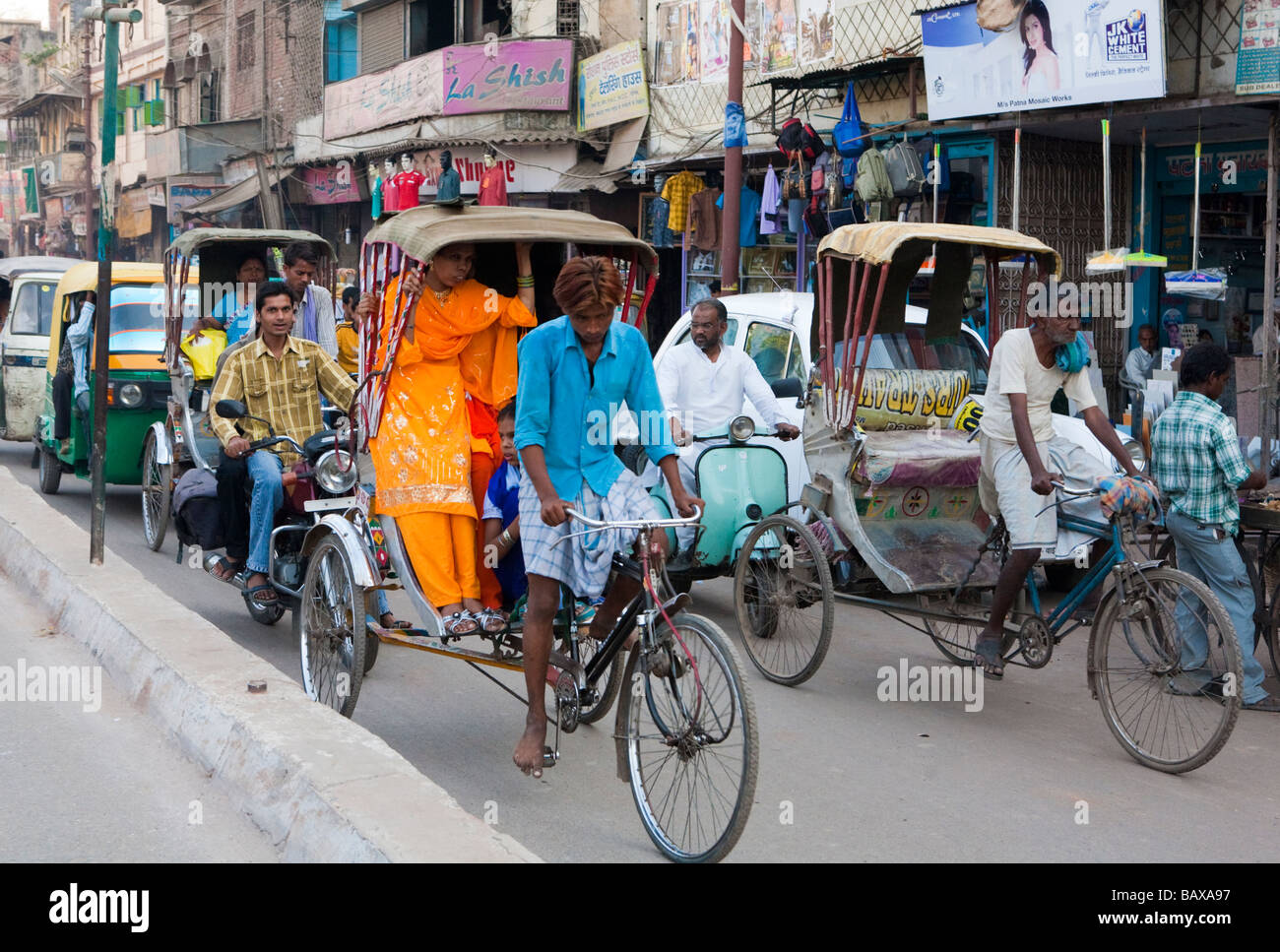 Il traffico di risciò a Varanasi proferire Pradesh India Foto Stock