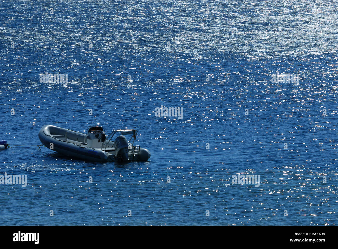 Piccola barca in gomma in corrispondenza della costa di Sharm el Sheikh Egitto Foto Stock