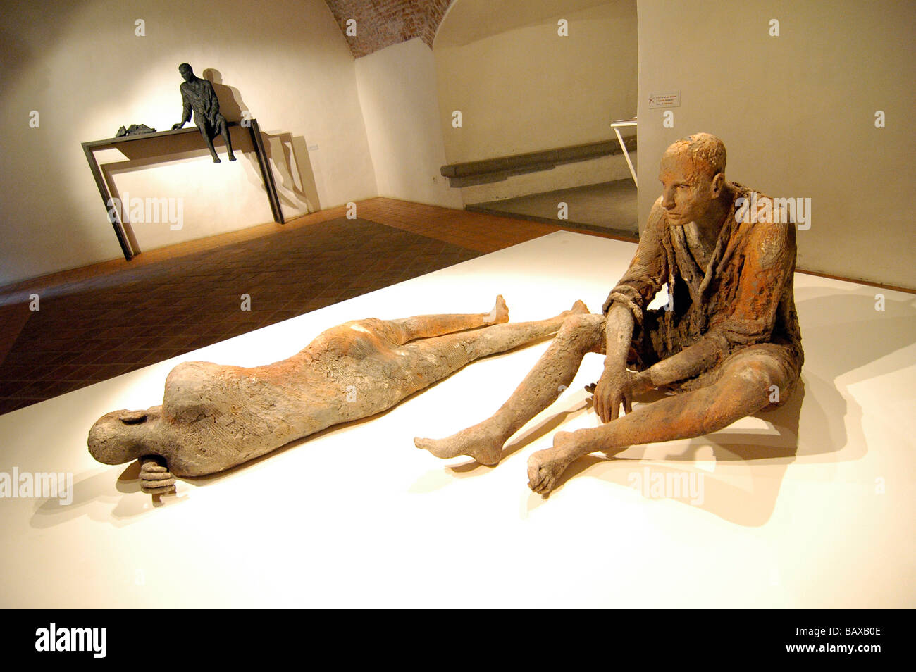 Espressivo della scultura realizzata in creta da artista Hanneke Beaumont, sul display dello Chateau de Gruyeres, Svizzera. Foto Stock