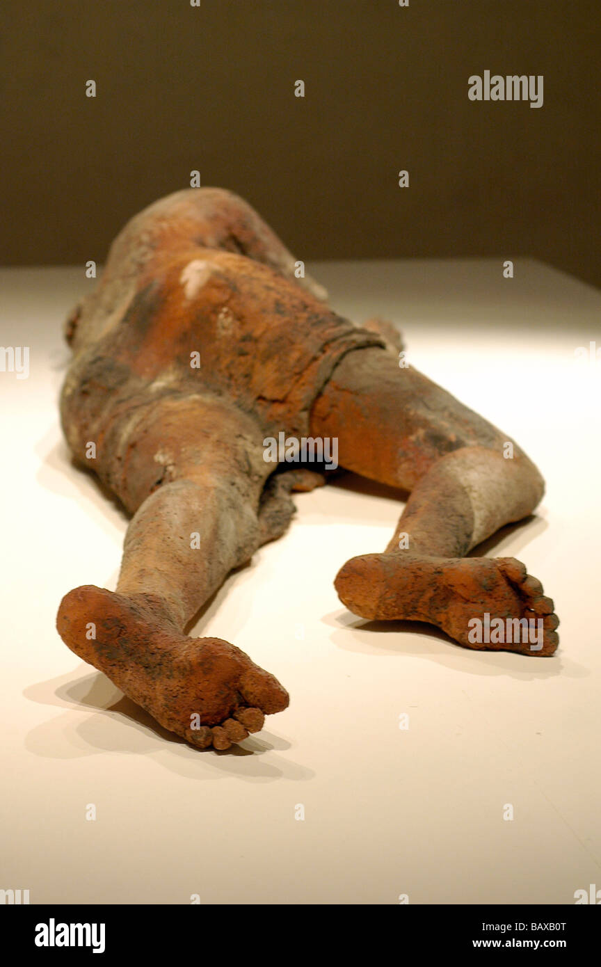 Espressivo della scultura realizzata in creta da artista Hanneke Beaumont, sul display dello Chateau de Gruyeres, Svizzera. Foto Stock