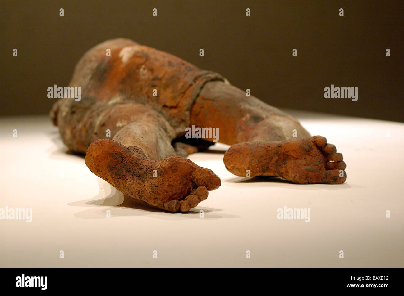 Espressivo della scultura realizzata in creta da artista Hanneke Beaumont, sul display dello Chateau de Gruyeres, Svizzera. Foto Stock