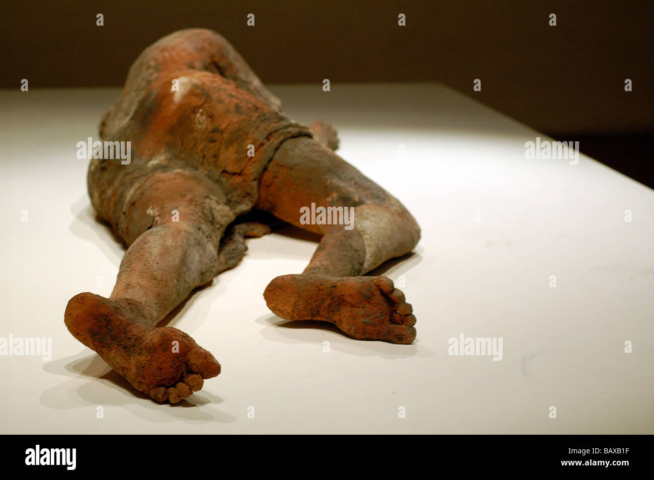 Espressivo della scultura realizzata in creta da artista Hanneke Beaumont, sul display dello Chateau de Gruyeres, Svizzera. Foto Stock