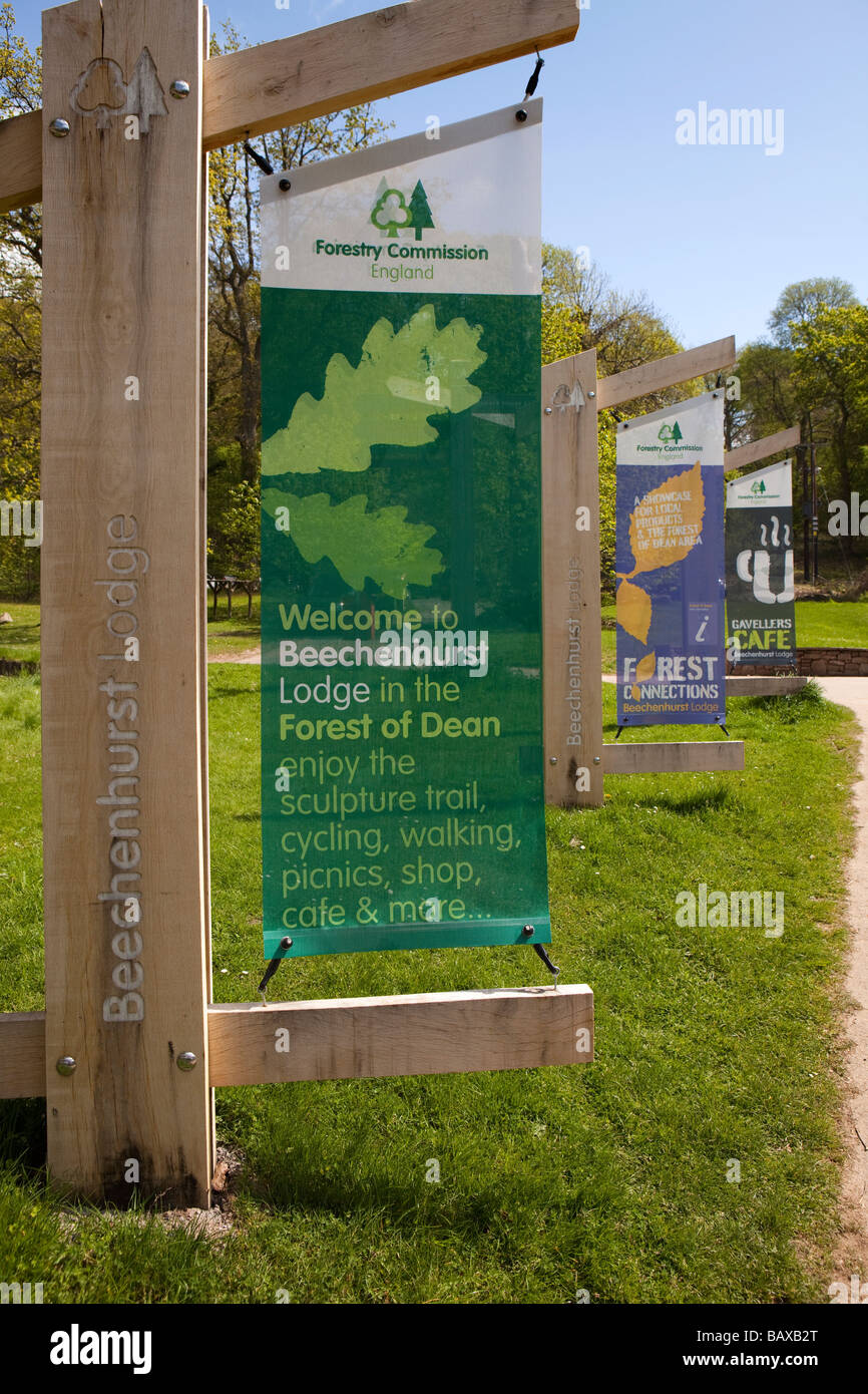 Regno Unito Gloucestershire Foresta di Dean Beechenhurst Lodge Forest Commissione Visitor Center bandiere di pubblicità Foto Stock