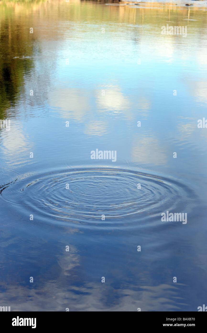 Un ripple in un fiume Yorkshire Dales REGNO UNITO Foto Stock