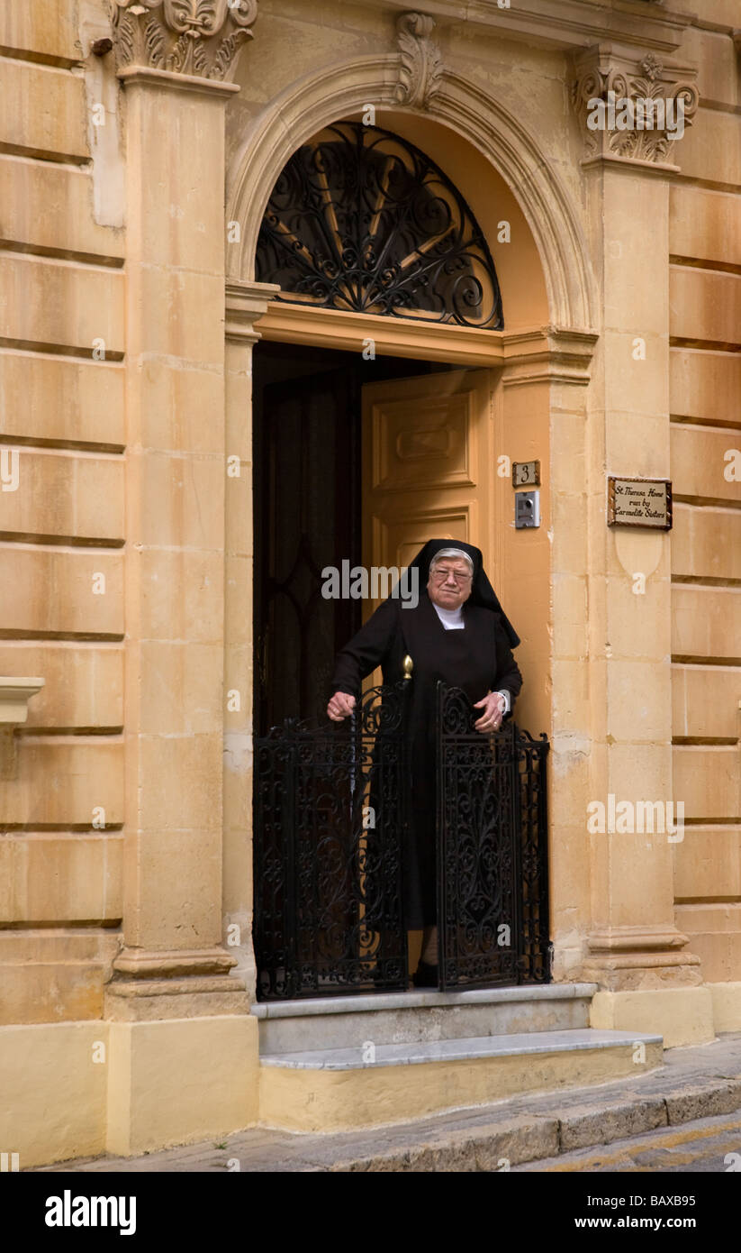 Anziani nun nella porta esterna Foto Stock