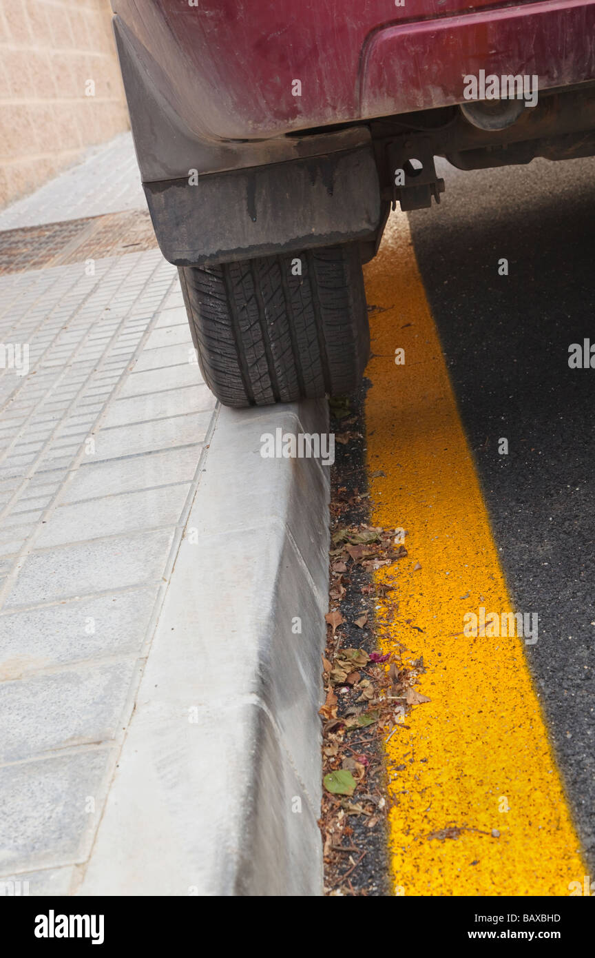 Rottura del veicolo due da leggi parcheggiato sul sentiero e sulla linea gialla Foto Stock