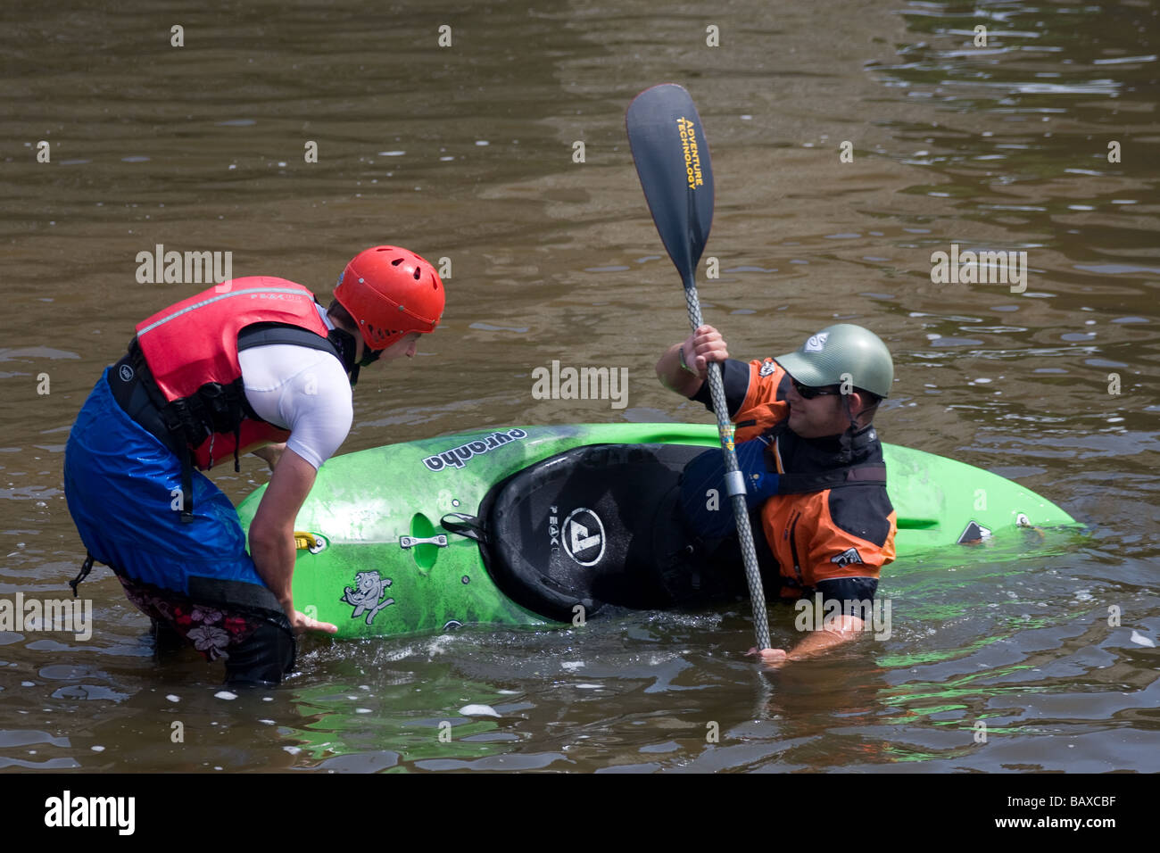 Sport d'acqua canoe kayak whitewater formazione fiume medway yalding kent england Regno Unito Europa Foto Stock