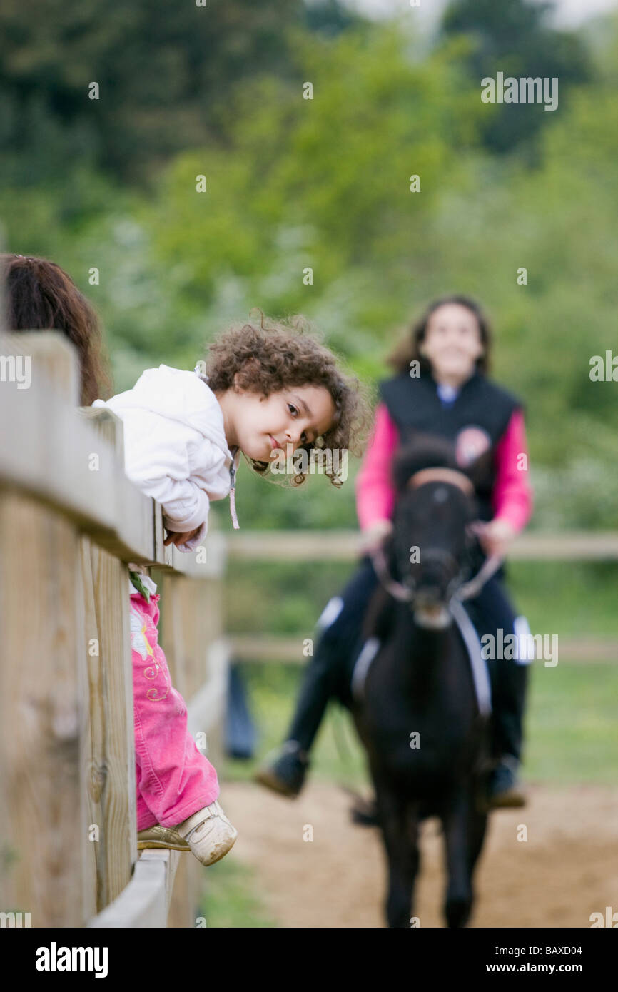 I bambini sono a maneage con un cavallo Foto Stock
