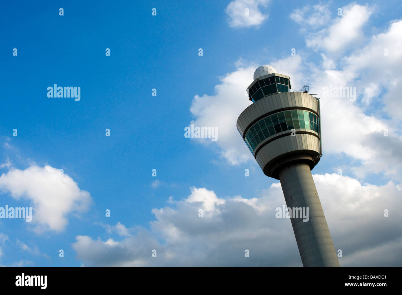 Il controllo del traffico aereo torre a Schiphol International Airport, Amsterdam, Paesi Bassi Foto Stock