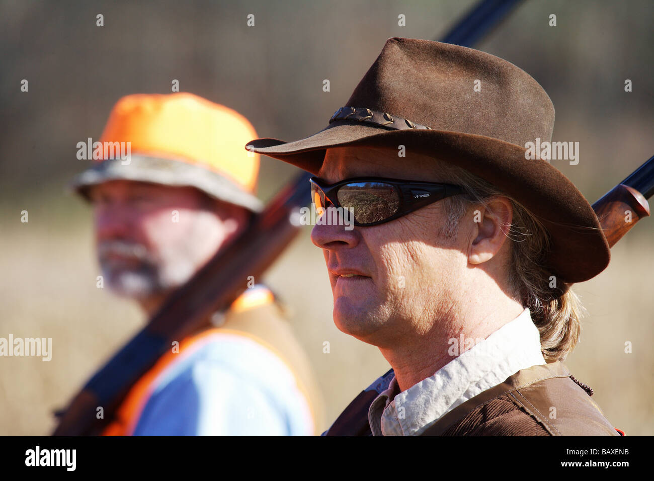 Vista laterale di testa cacciatore di tiro con la pistola sulla spalla  sfondo PARTNER dans la prova di radica BLAZE VEST STETSON HAT ORVIS HD  OCCHIALI DA SOLE Foto stock - Alamy