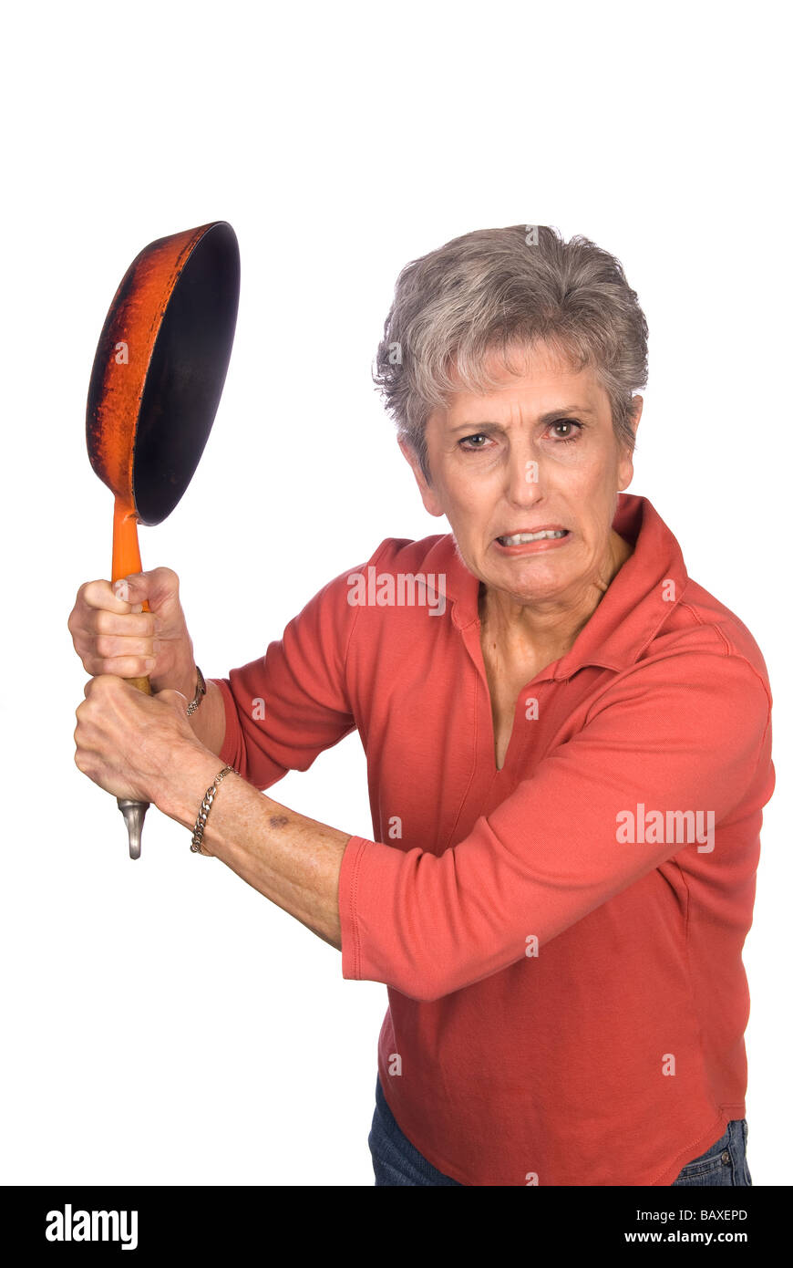 Una madre si prepara a far oscillare la sua padella di rabbia Foto Stock