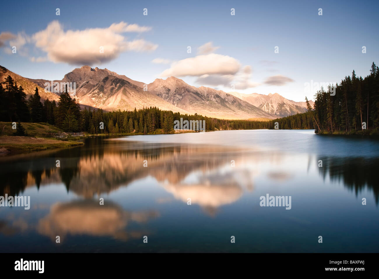 Johnson Lago come il sole comincia a impostare sulla gamma Fairholme. Il Parco Nazionale di Banff, Alberta, Canada. Foto Stock