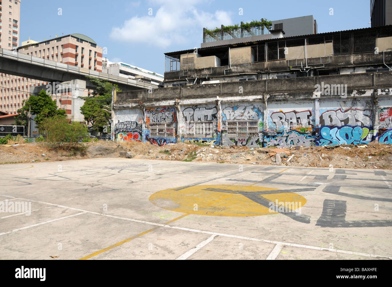 Coloratissimo graffito sul muro a abbandonato proprietà urbana Foto Stock