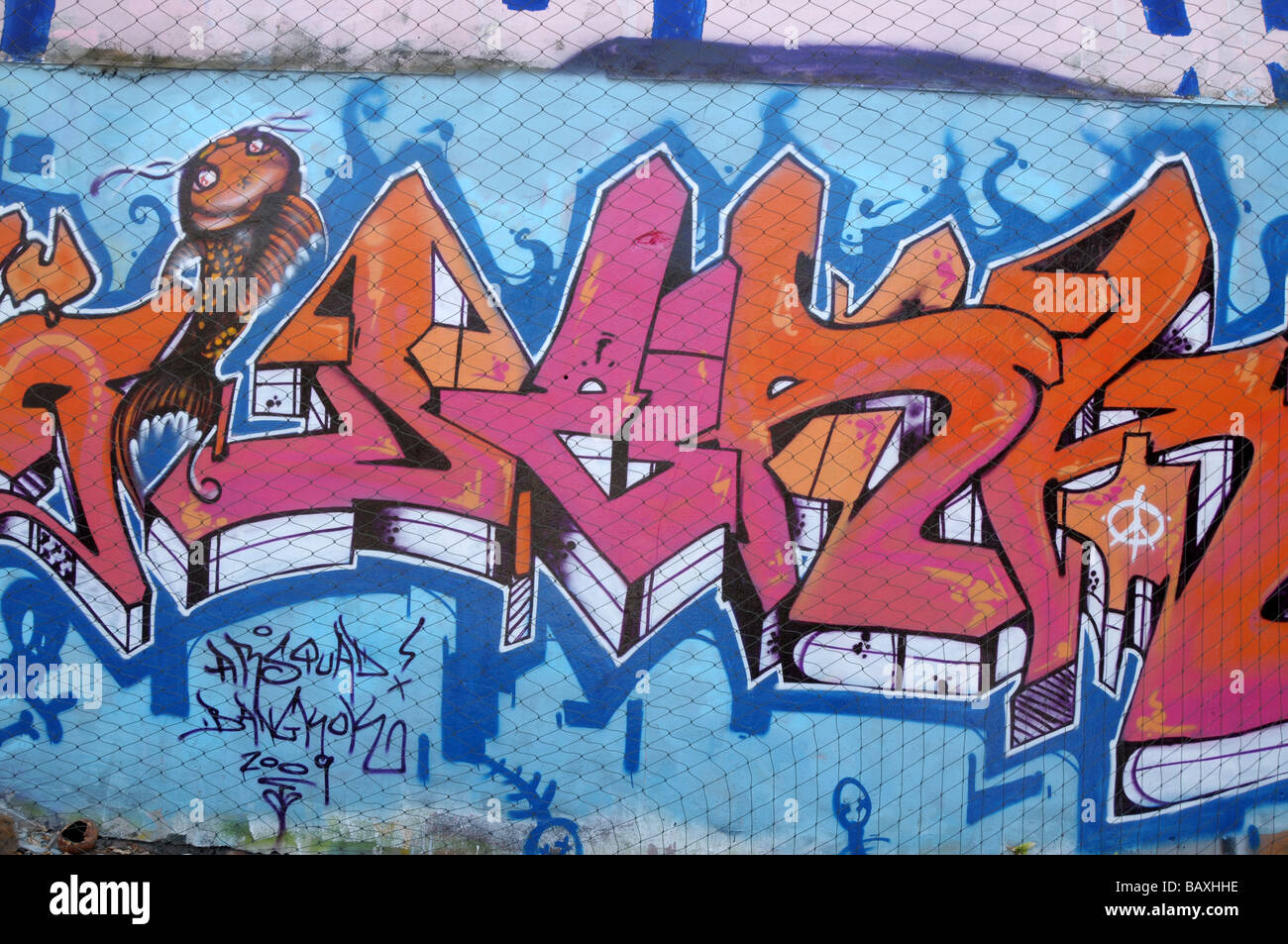 Coloratissimo graffito sul muro a abbandonato proprietà urbana Foto Stock