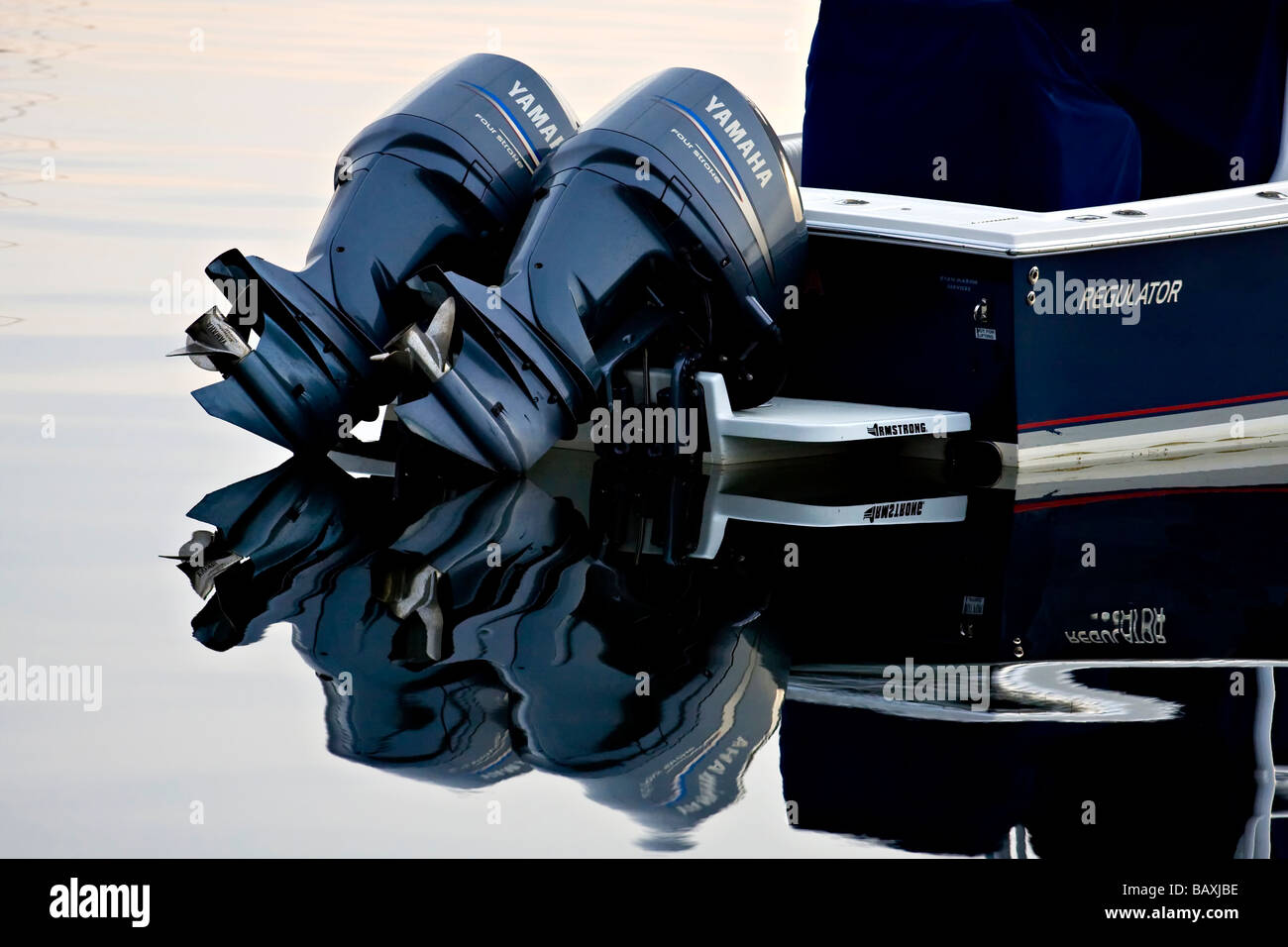 La pesca in barca ormeggiata in porto. Close up twin fuoribordo Yamaha motori. Foto Stock