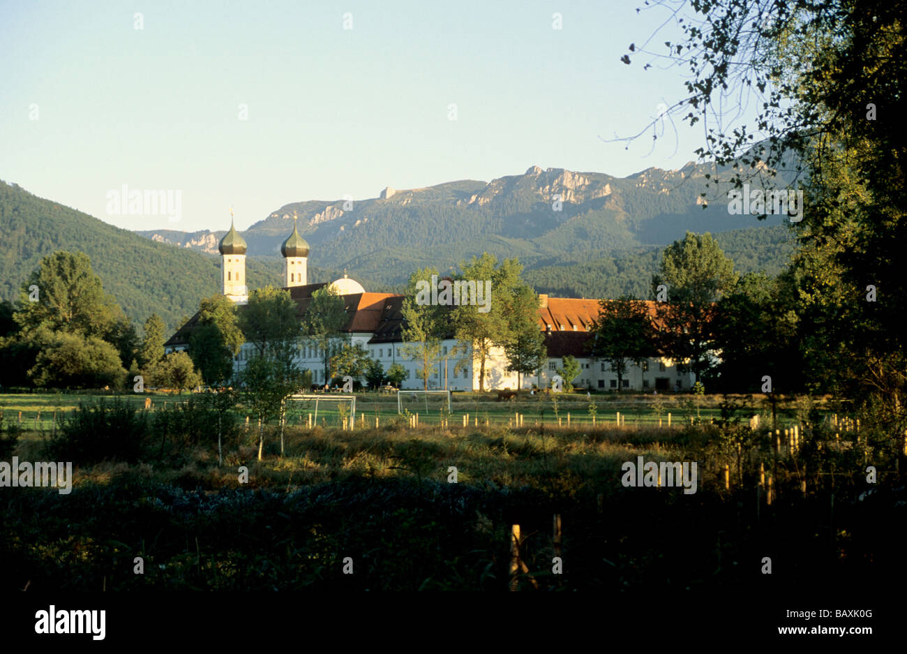 Abbazia di Benediktbeuren e paesaggio, Benediktbeuern, Alta Baviera, Baviera, Germania Foto Stock