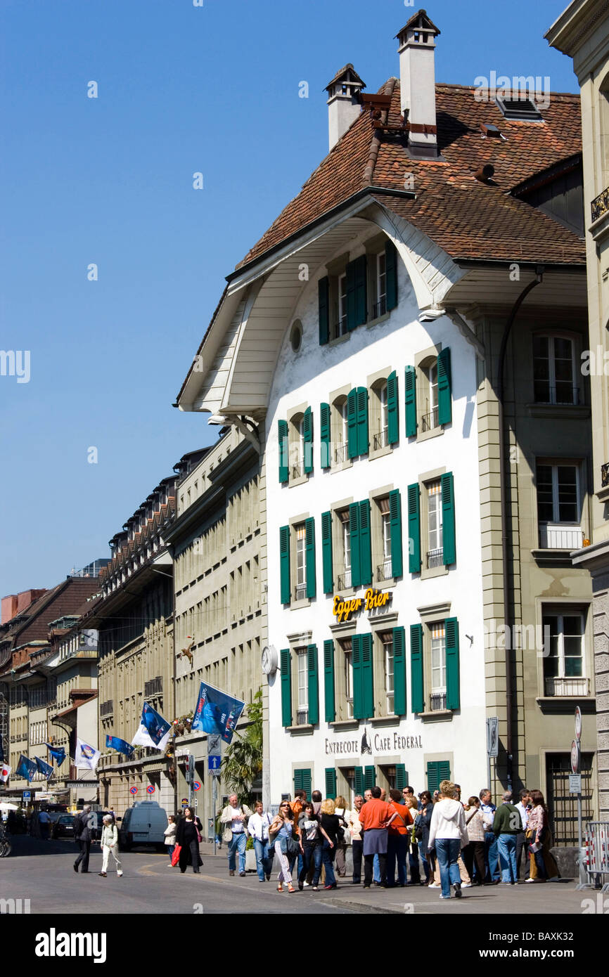 I turisti al di fuori di un cafe, Bundesplatz, la città vecchia di Berna, Berna, Svizzera Foto Stock