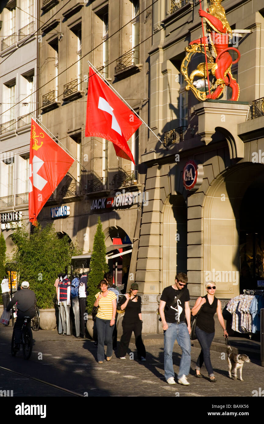 Pedoni in Marktgasse, la città vecchia di Berna, Berna, Svizzera Foto Stock