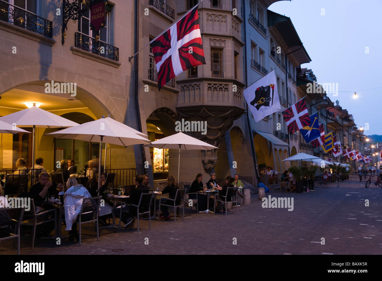 La gente seduta al di fuori di un cafe bar in Muenstergasse, la città vecchia di Berna, Berna, Svizzera Foto Stock