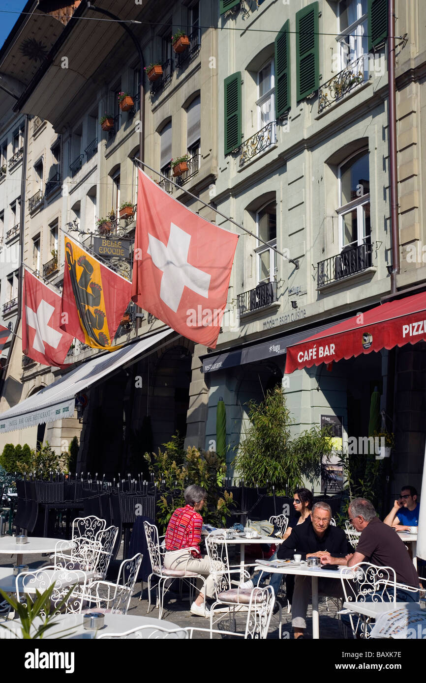 La gente seduta al di fuori di un cafe bar in Gerechtigkeitsgasse, la città vecchia di Berna, Berna, Svizzera Foto Stock