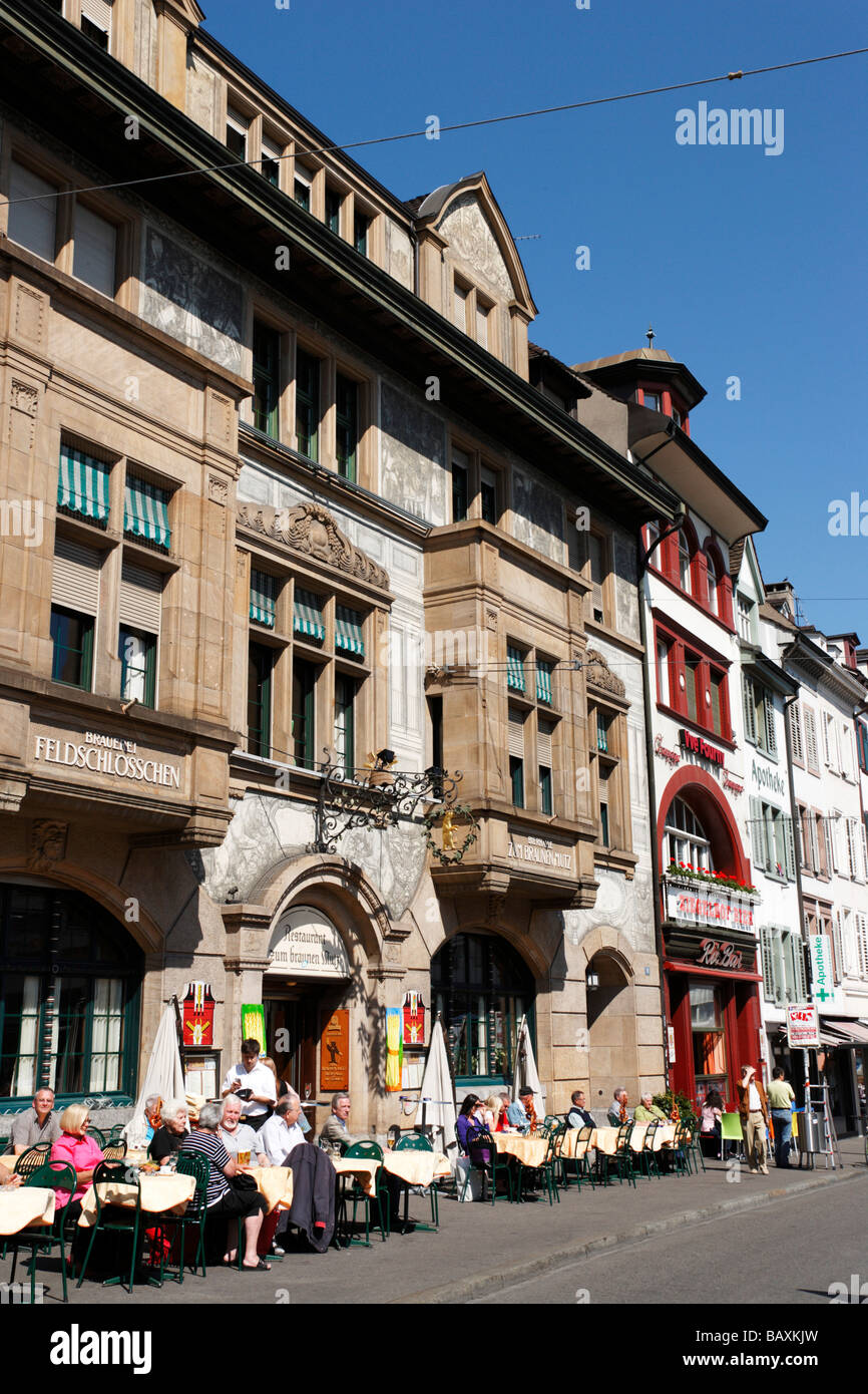 La gente seduta fuori del ristorante, Zum Braunen Mutz, Barfuesserplatz, Basilea, Svizzera Foto Stock