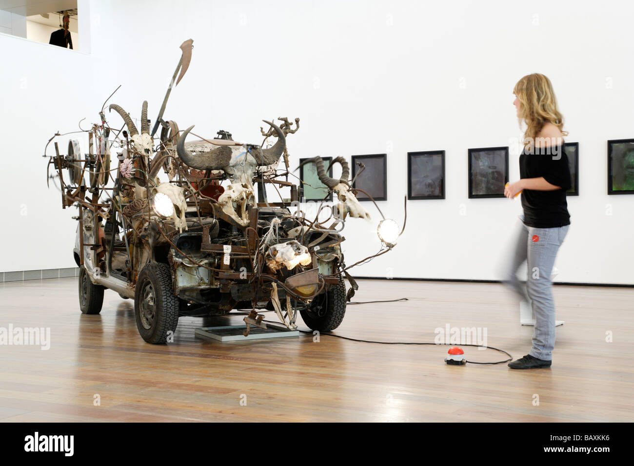 Giovane donna guardando una scultura in il Museo Jean Tinguely di Basilea, in Svizzera Foto Stock