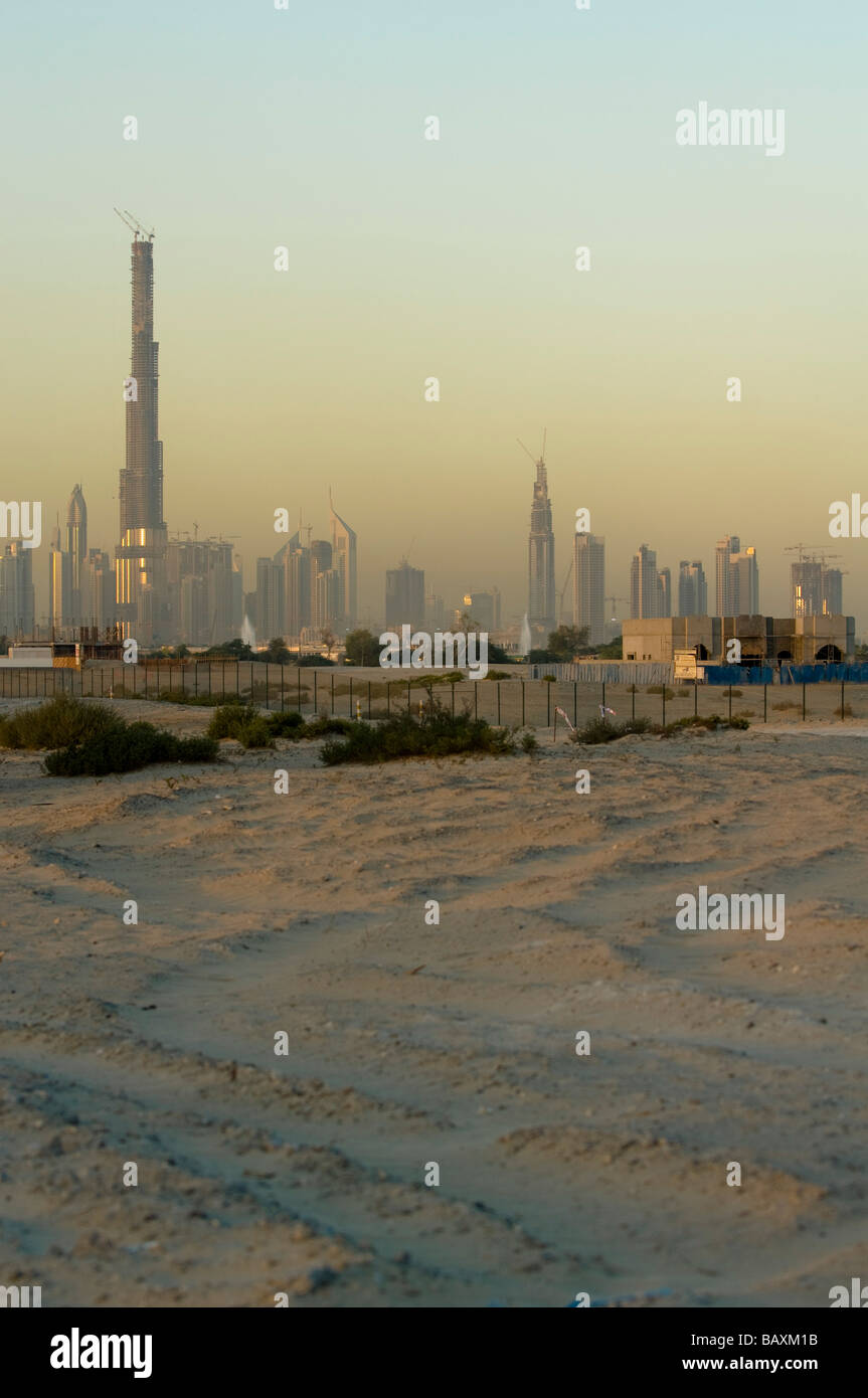Skyline di Dubai nella luce della sera, Dubai, Emirati Arabi Uniti Foto Stock