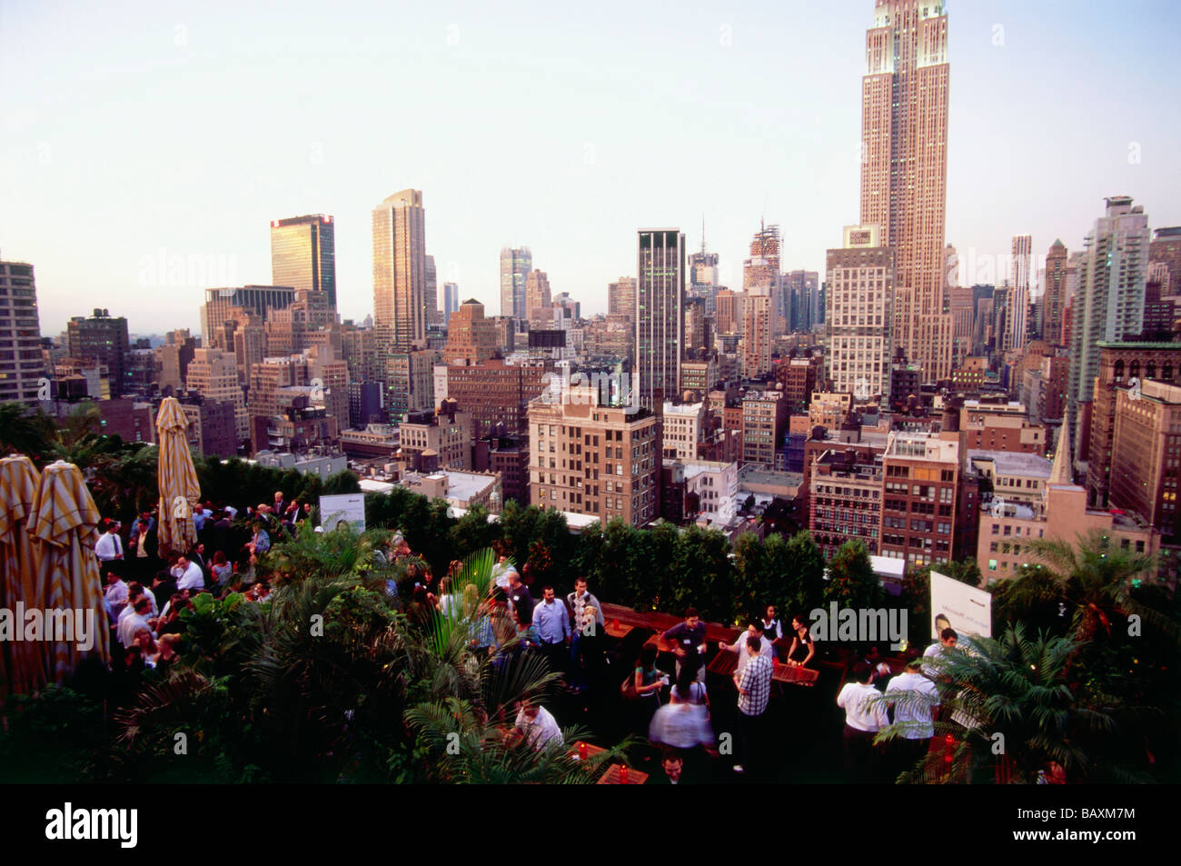 Il bar sul tetto 230 5a con vista dell'Empire State Building, la Fifth Avenue, Manhattan, New York, USA, Amerika Foto Stock