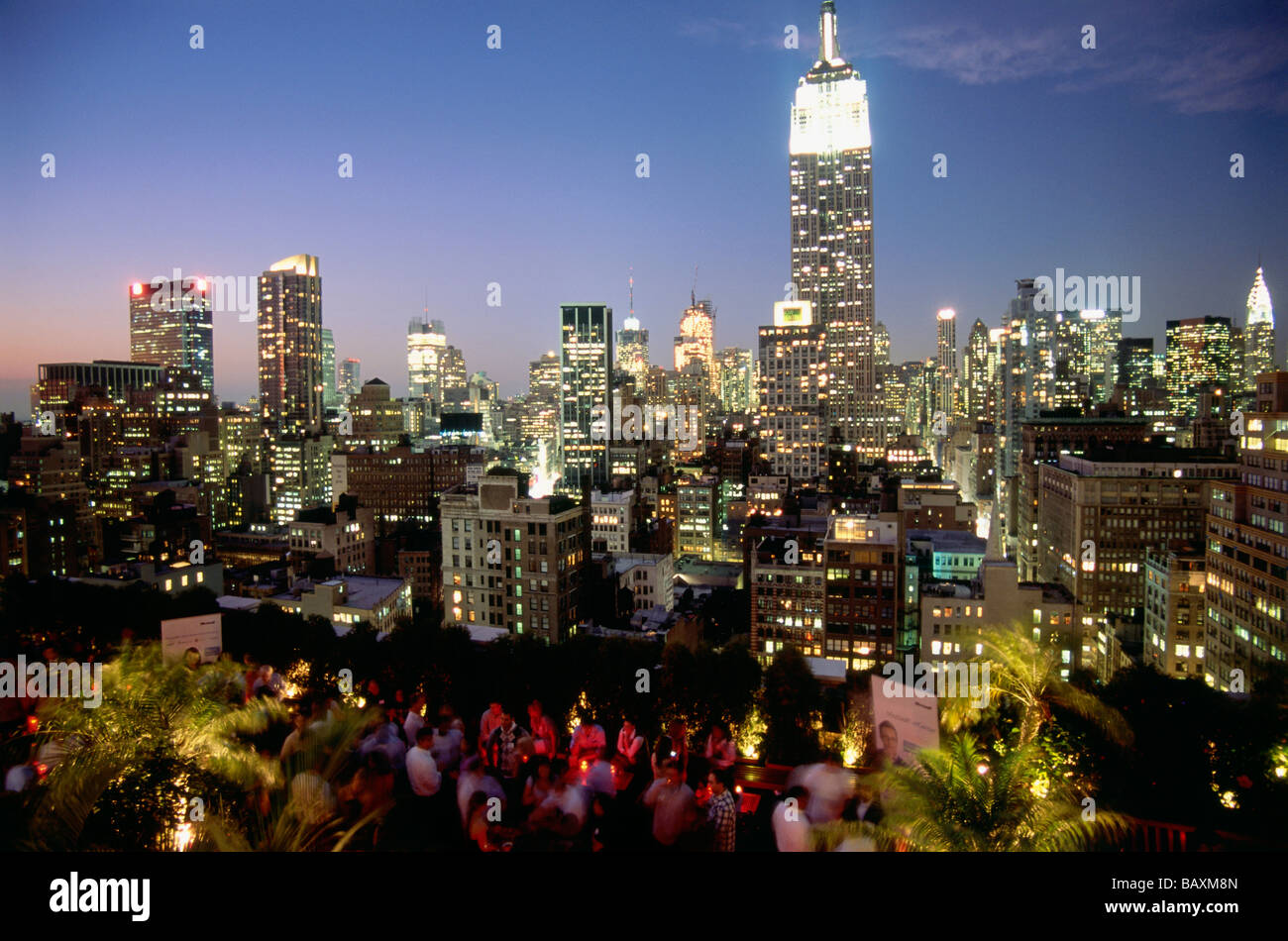 Il bar sul tetto 230 5a con vista dell'Empire State Building, la Fifth Avenue, Manhattan, New York, USA, Amerika Foto Stock