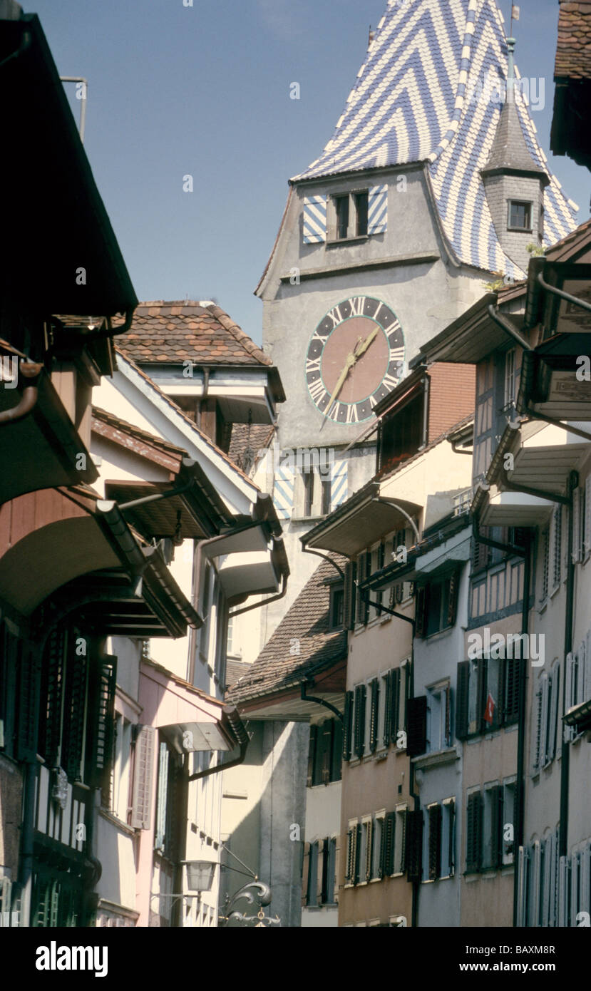 Vicolo con gate tower, Zytturm, Zug, Svizzera Foto Stock