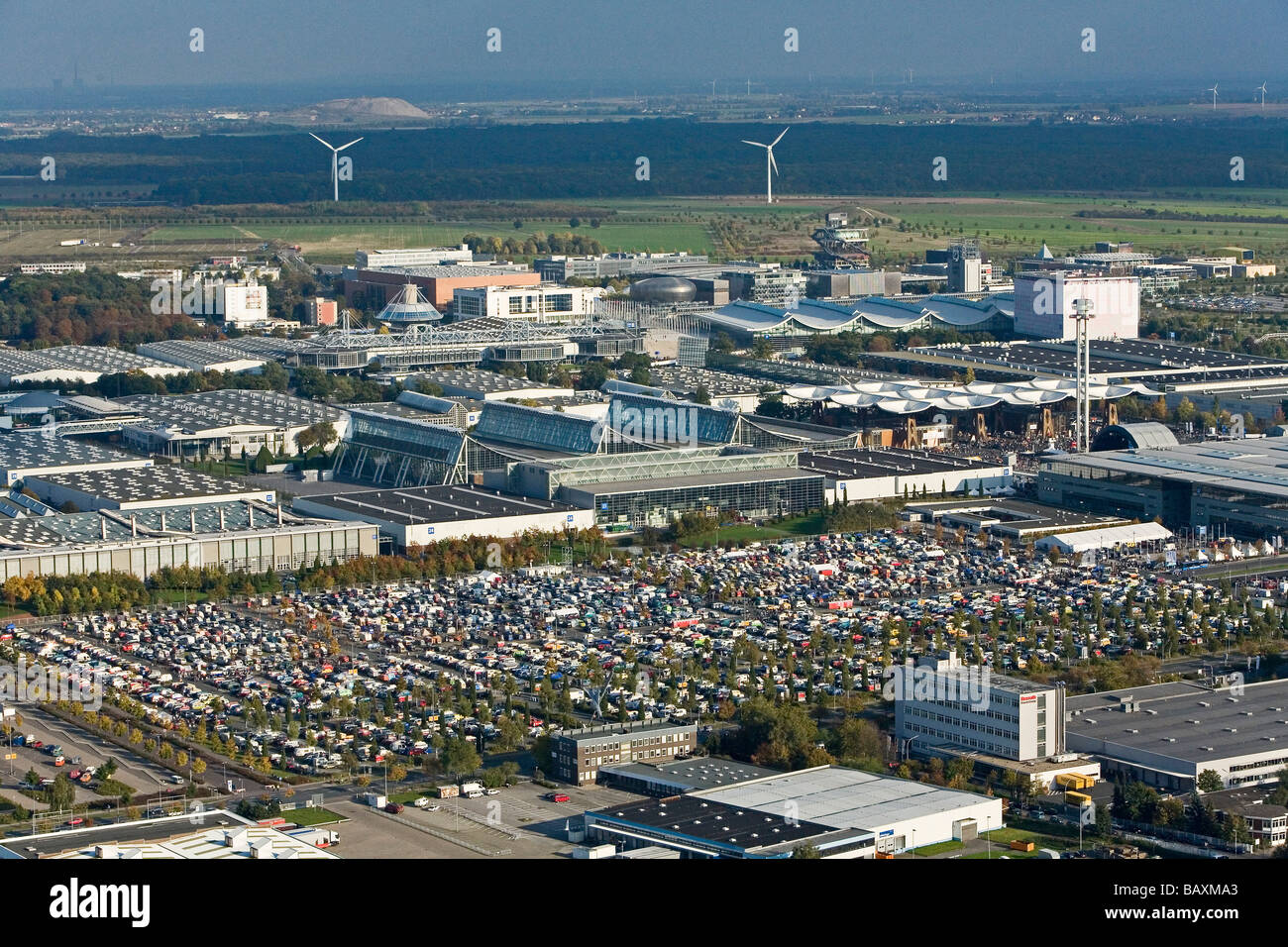 Vista aerea di migliaia di furgoni VW, a 60 anni del bus VW nell'area della fiera di Hannover Laatzen in ottobre 2007, Foto Stock