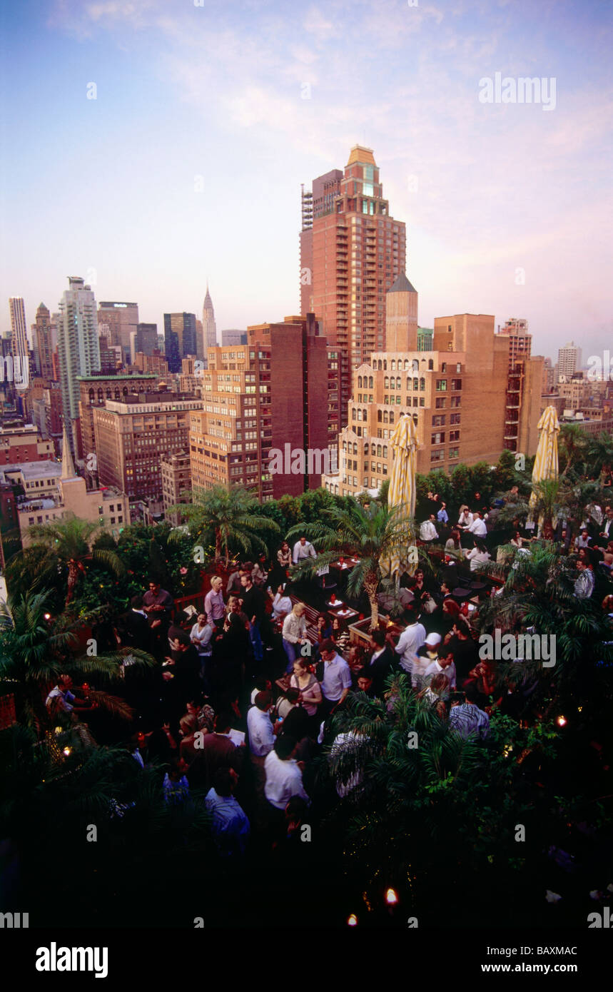 Il bar sul tetto 230 5a con vista dell'Empire State Building, la Fifth Avenue, Manhattan, New York, USA, America Foto Stock