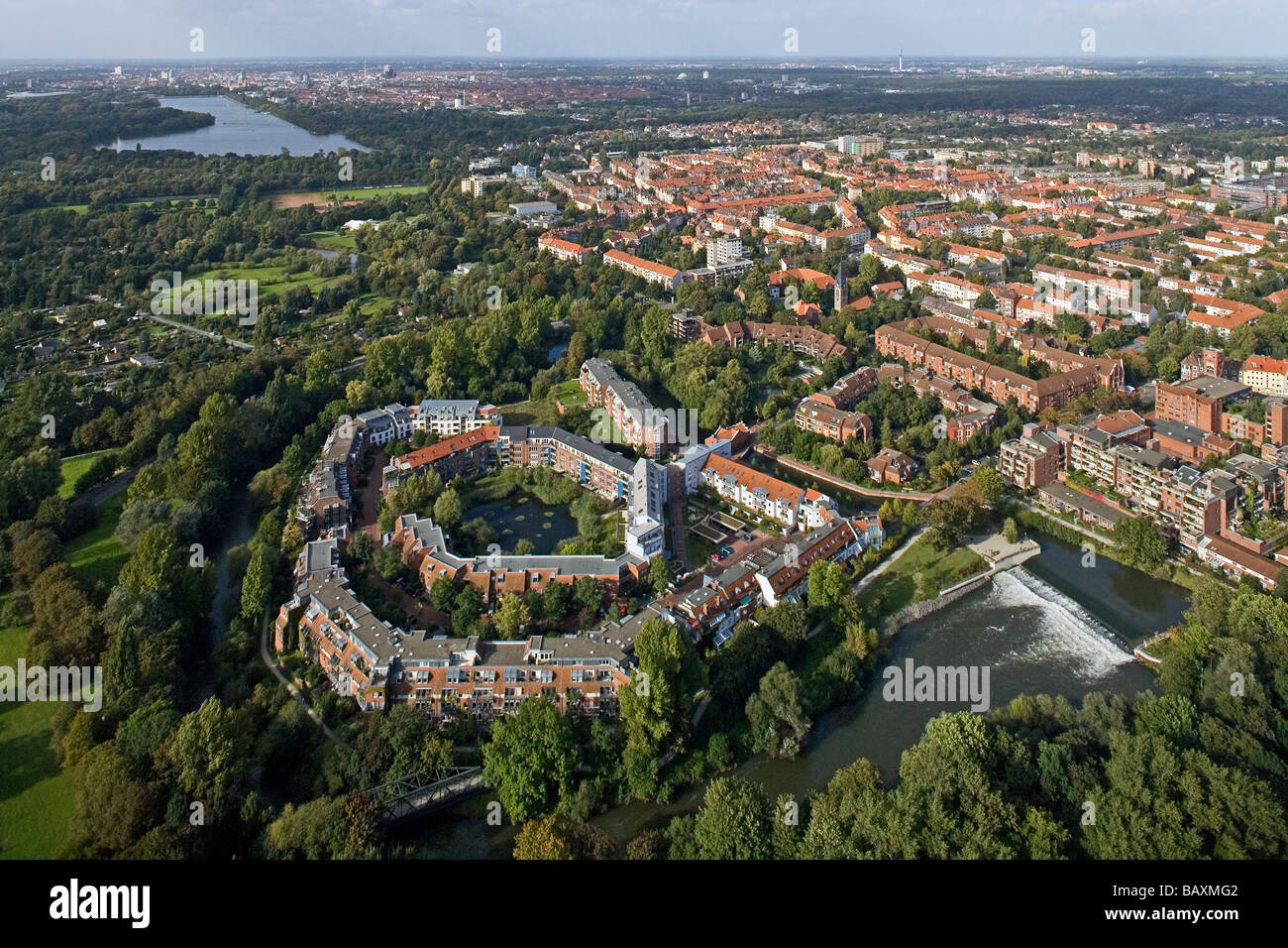 Vista aerea della sede di insediamento, Doehrener Wolle, su un'isola del fiume Leine, Hannover, Bassa Sassonia, Germania settentrionale Foto Stock