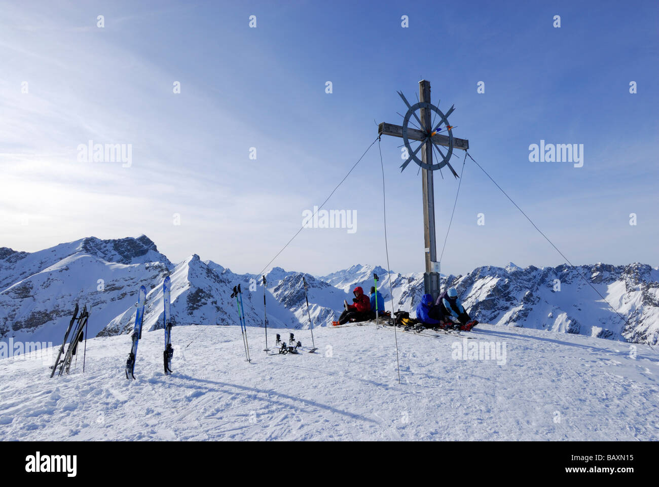 Backcountry gli sciatori a croce sul vertice di Galtjoch, Lechtal gamma, Tirolo, Austria Foto Stock