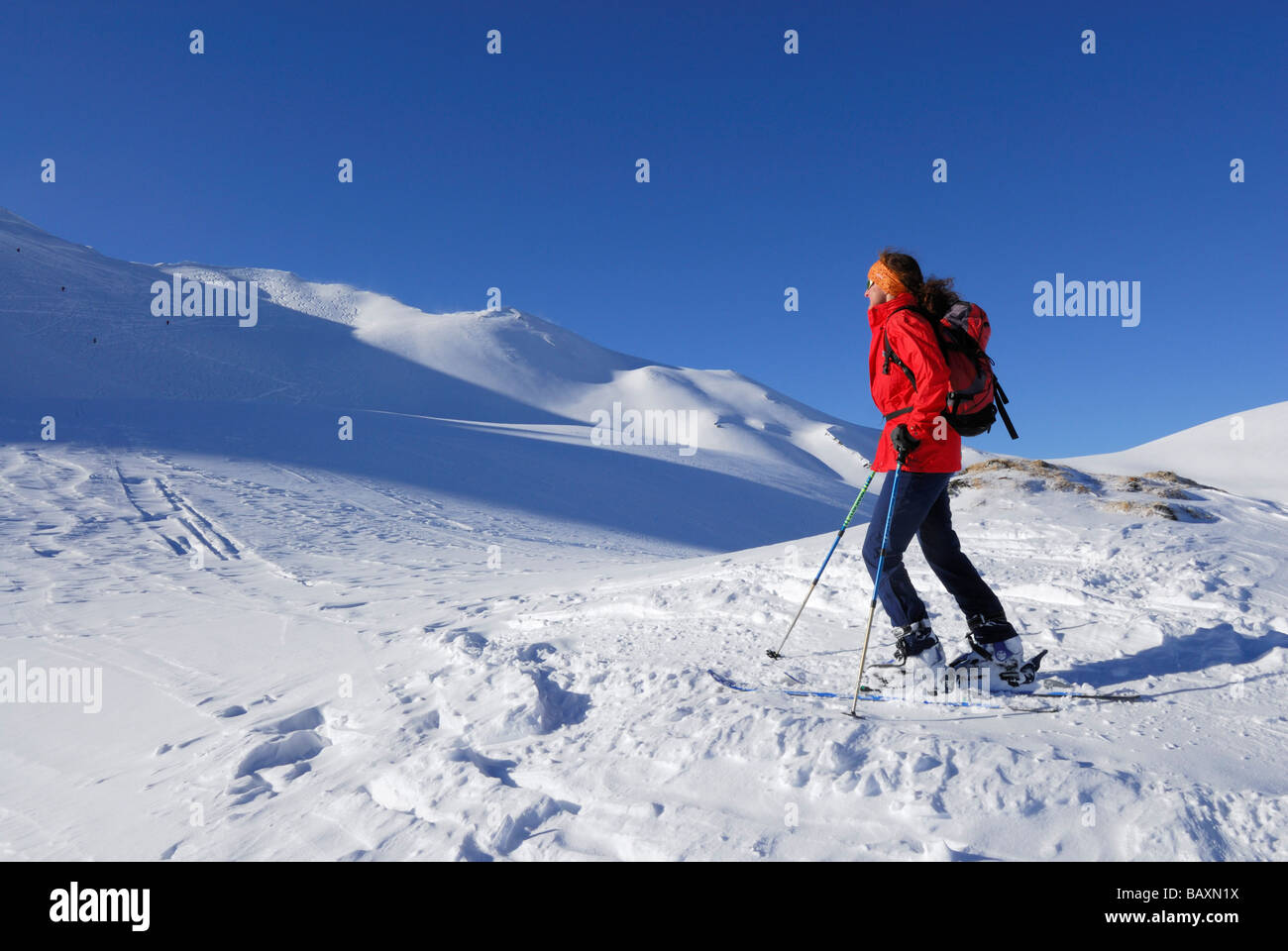 Giovane donna sotto Hehlekopf (Haehlekopf), Schwarzwassertal, Kleinwalsertal, Allgaeu gamma, Allgaeu, Vorarlberg, Austria Foto Stock