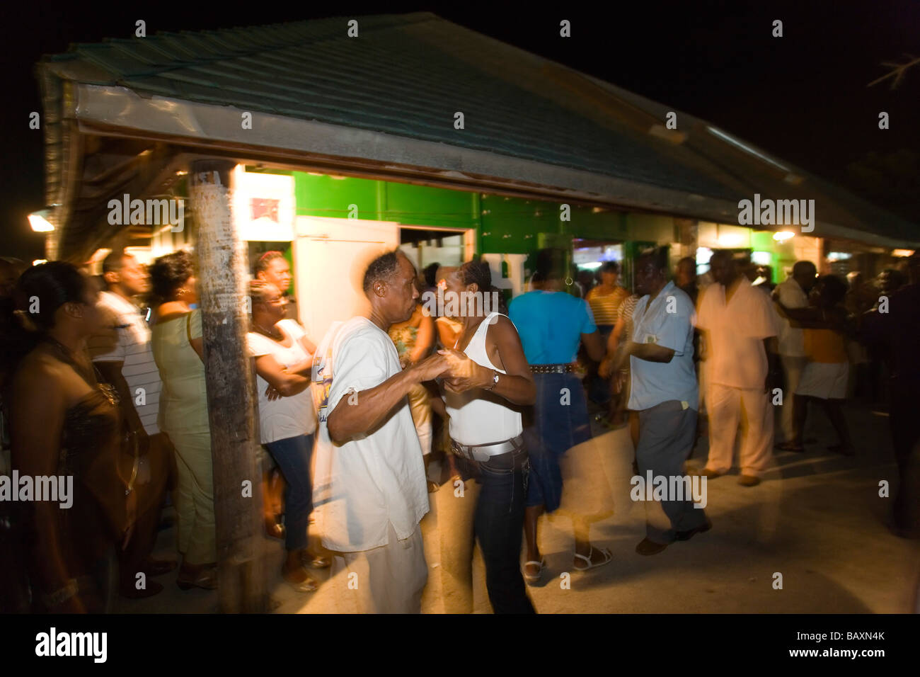 Coppia danzante al mercato del venerdì sera, Oistins, Barbados, Caraibi Foto Stock
