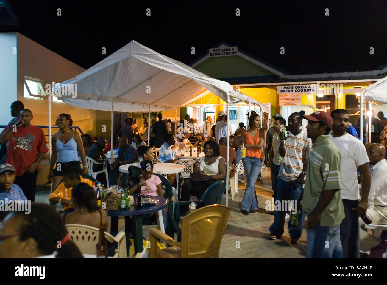 Le persone che visitano il mercato del venerdì sera, Oistins, Barbados, Caraibi Foto Stock