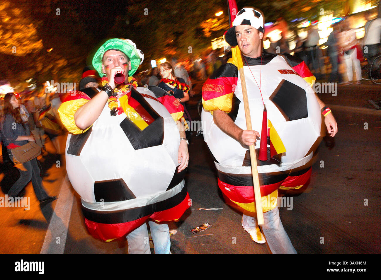 Tifosi tedeschi festeggiare sul Kurfuerstendamm, Berlino, Germania Foto Stock