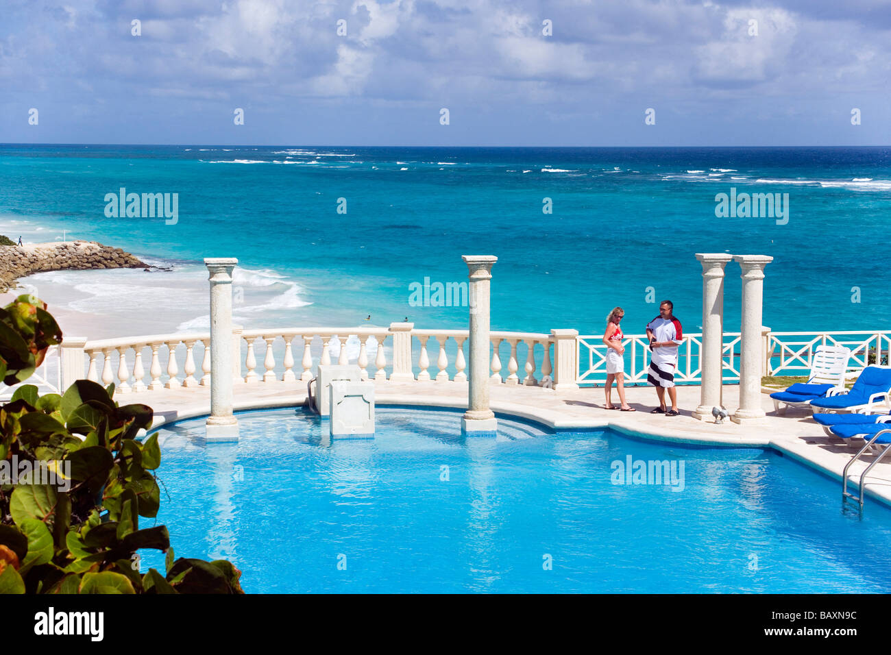 Vacanziere presso la piscina della gru Hotel, Oceano Atlantico in background, Barbados, dei Caraibi Foto Stock