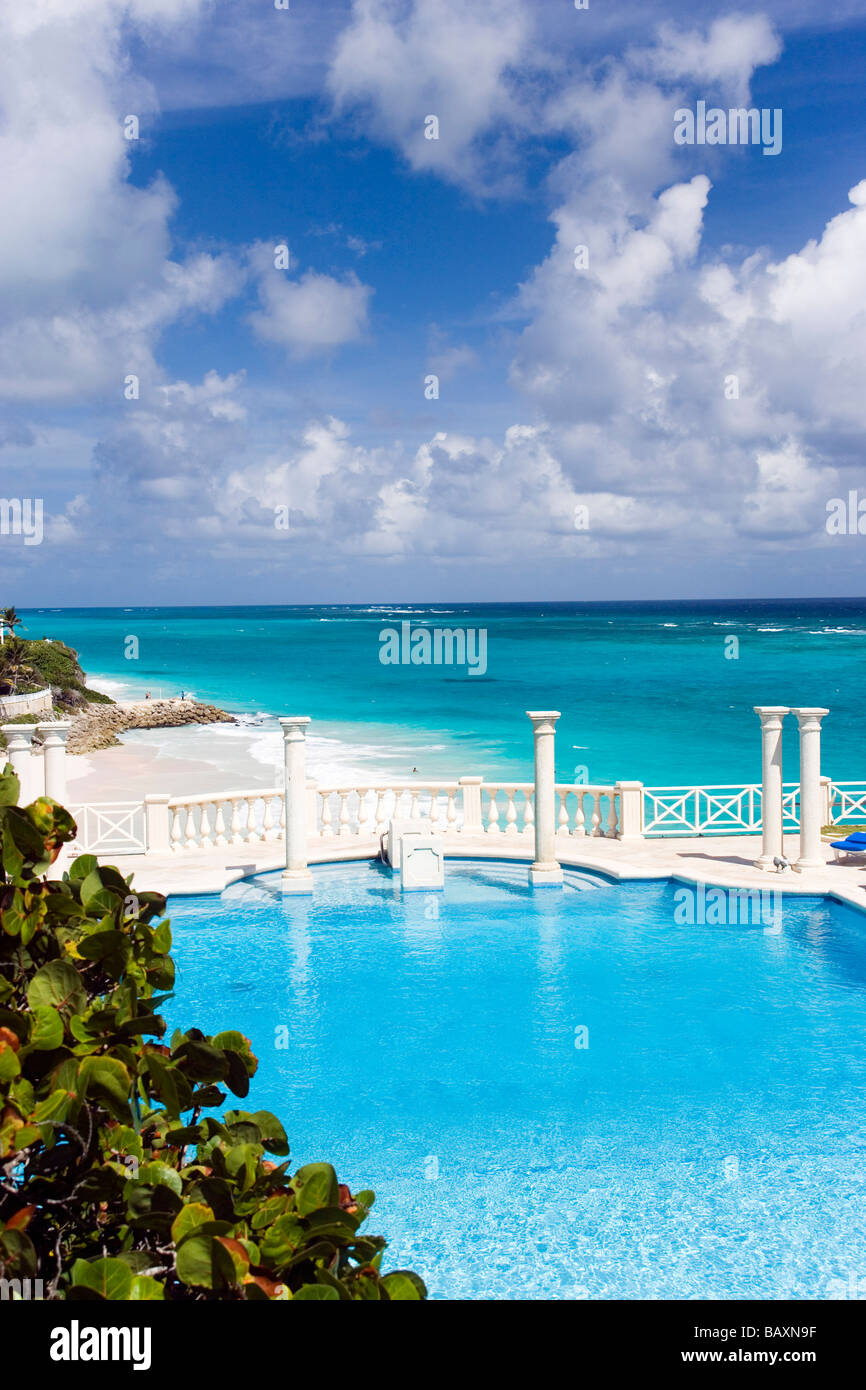Piscina della gru Hotel, Oceano Atlantico in background, Barbados, dei Caraibi Foto Stock