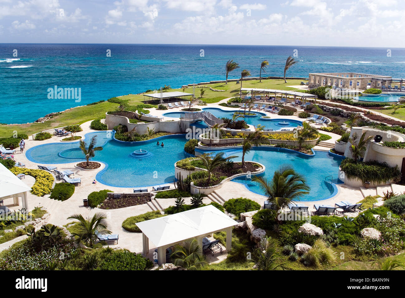 Vista sulla piscina area della gru Hotel, Oceano Atlantico in background, Barbados, dei Caraibi Foto Stock