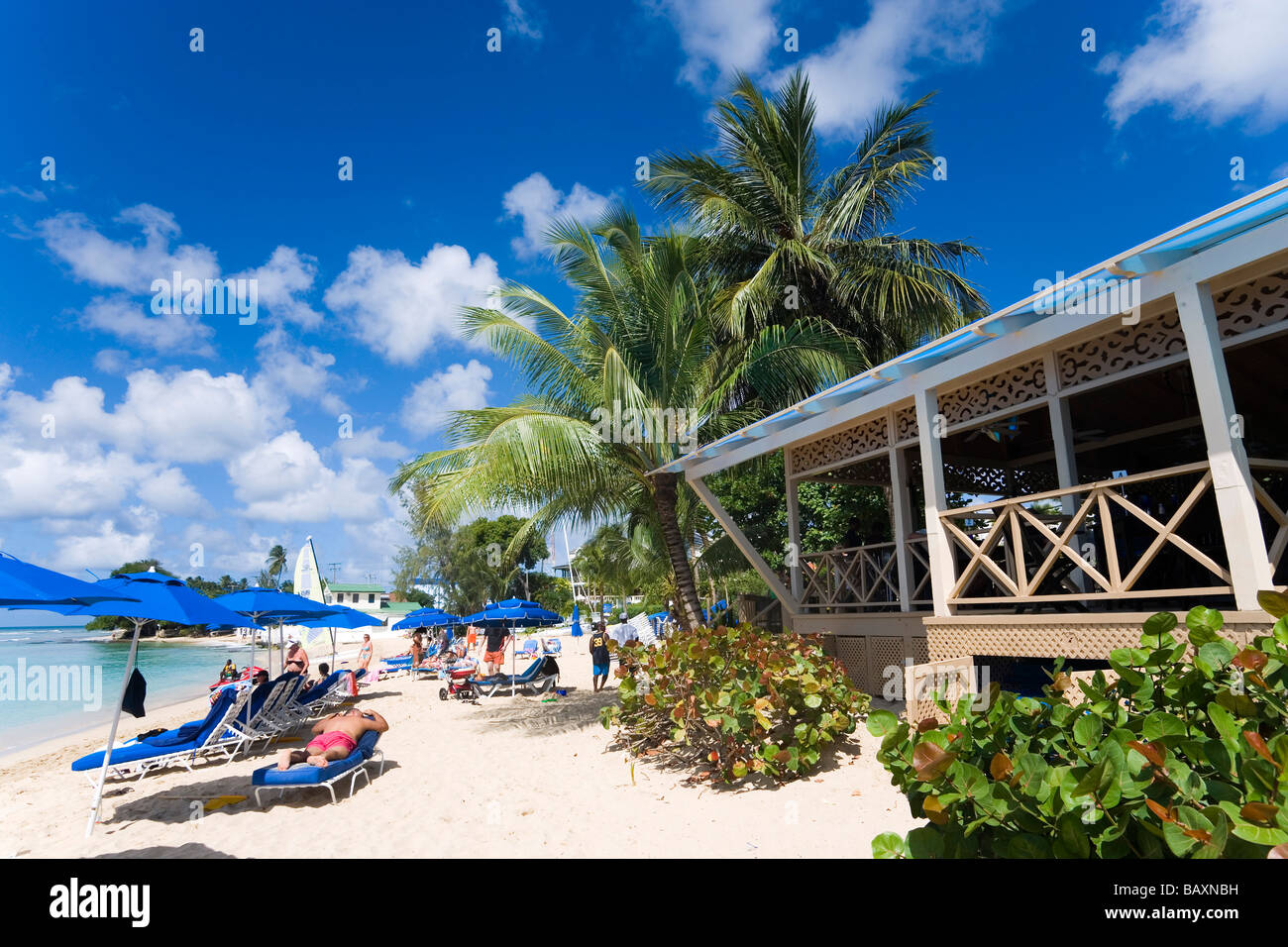 Persone relax in spiaggia, Mullins Bay, Speightstown, Barbados, Caraibi Foto Stock