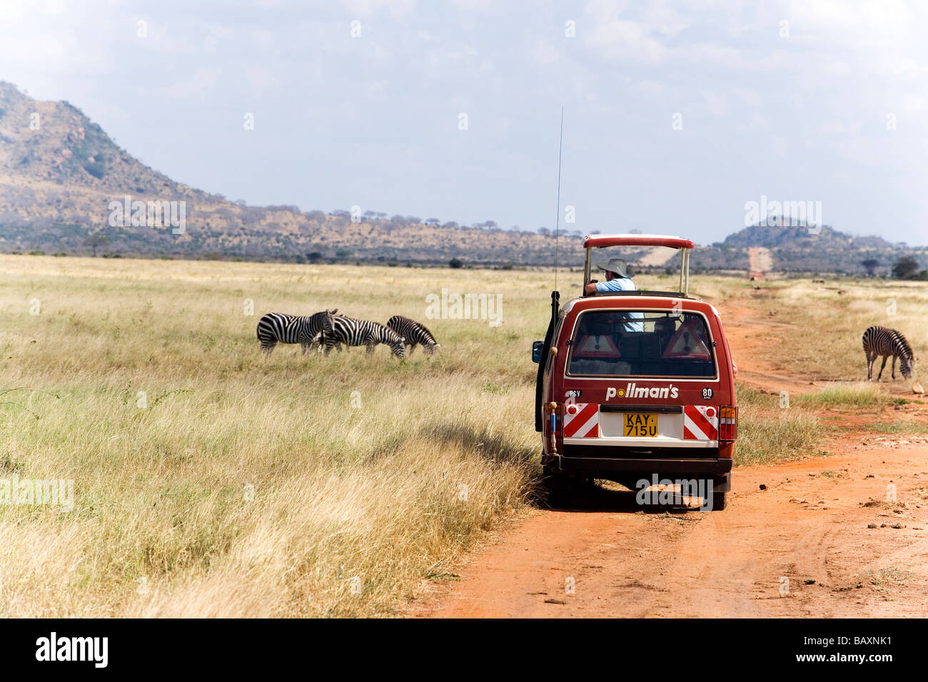 Safari bus sul modo in parco nazionale orientale di Tsavo, costa, Kenya Foto Stock